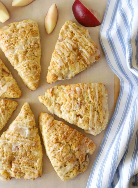 Apple Cinnamon Scones, Peach Scones, Breakfast Scones, Cinnamon Scones, Scones Recipe Easy, Scones Easy, Scones Ingredients, Tea Snacks, Sweet Dough