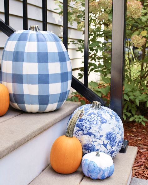 Light Blue Pumpkin Decor, Orange Blue Fall Decor, Blue And White Pumpkin Decor, Blue Painted Pumpkins, Blue And White Painted Pumpkins, Blue And White Halloween Decor, Blue Autumn Decor, Painted White Pumpkins, Blue Pumpkin Painting