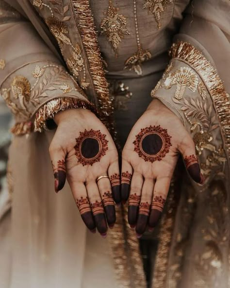 Round Mehndi Design, Palm Mehndi Design, Simple Mehendi Designs, Henna Tattoo Designs Hand, Henna Art Designs, Very Simple Mehndi Designs, Simple Mehndi Designs Fingers, Pretty Henna Designs, Engagement Mehndi Designs