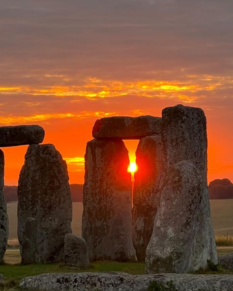 Happy Summer Solstice! 🌅 #summersolstice #stonehenge #sacredsites #sacredfeminineenergy #healingenergy Landscape Photography Beach, Stonehenge England, Megalithic Monuments, Glass Bottles Art, Standing Stone, Historical Place, Stonehenge, Travel Inspired, England Travel