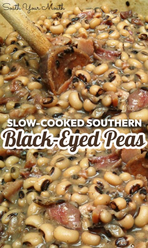 Southern Style Black-Eyed Peas! A slow-cooked recipe for traditional Southern black-eyed peas with ham hocks (or ham bone) and dried peas. Blackeyed Pea Recipes, Blackeyed Peas, Black Eyed Peas Recipe, Ham Hocks, Southern Recipes Soul Food, Ham Bone, Diner Recept, Pea Recipes, Southern Cooking