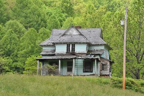 Old abandoned home in Appalachian Heartland. Appalachia Mountains, Changing Aesthetic, Country Photos, Roan Mountain, Aesthetic Architecture, Abandoned Homes, Antebellum Homes, Abandoned Things, Abandoned Train