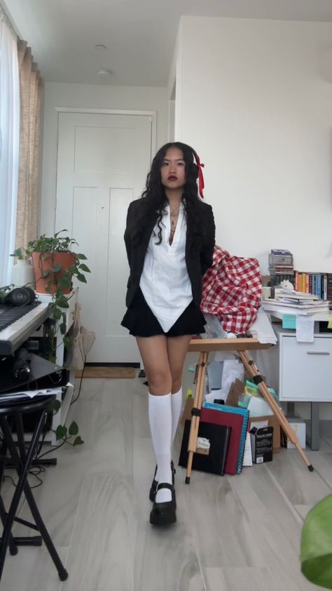 90’s, bruno major, britney spears, academia, outfit inspo, ootd, outfit of the day, miniskirt, chunky heels, Y2K, dark academia, concert, fashion, style idea, aesthetic Bruno Major, Concert Outfit Inspo, Concert Looks, College Outfits, Spears, Britney Spears, Concert Outfit, What To Wear, Fashion Inspo