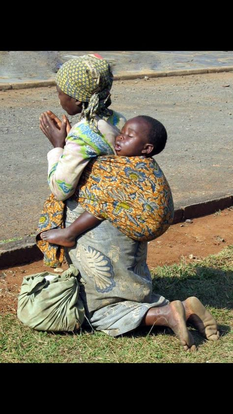 Mother n child Lode A Dio, African Life, African People, A Soldier, Poor Children, Holy Mary, The Book Of Mormon, We Are The World, African Culture