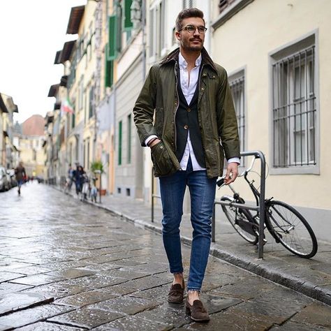 | 🇩🇪 wearing 🇬🇧 in 🇮🇹. Oh boy. | - shot by @isabelhayn - bracelets by @trillium_beads - tap for the rest Barbour Jacket Outfit, Barbour Jacket Mens, Ray Ban Outdoorsman, Barbour Style, Barbour Mens, Barbour Jacket, Gents Fashion, Mens Fashion Smart, Men Street Fashion