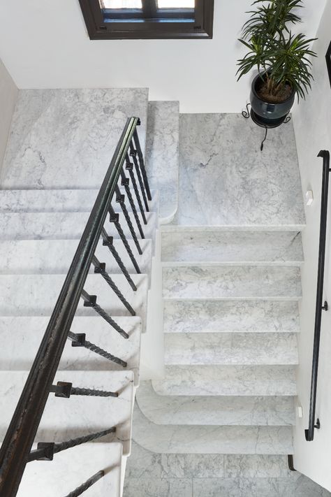 White Carrara Marble, Stairs Marble, Italian Marble Staircase Design, Marble Spiral Staircase, Meram Blanc Carrara Tumbled, Carrara Chateau Polished Marble Tile, Unique Tile Patterns, Marble Stairs, Tile Stairs