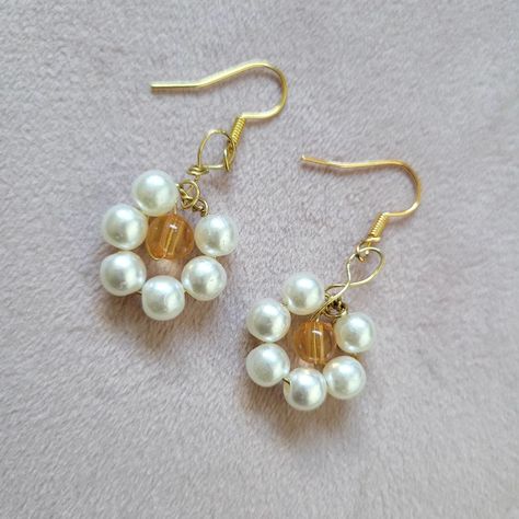 Faux Pearl Daisy Dangly Gold Earrings ⚪️*‧₊˚❀༉‧₊˚. £3 #beads#beaded#beadedjewelry#jewelry#beadedjewellery#handmade#smallbusiness#accessory#accessories#handmadeaccesssory#handmadeaccessories#bracelet#beadedbracelet#handmadebeadedjewellery Dangly Gold Earrings, Cute Jewellery, Earrings Beads, Daisy Jewelry, Beads Flower, Flower Daisy, Earrings 3, August 17, Cute Jewelry