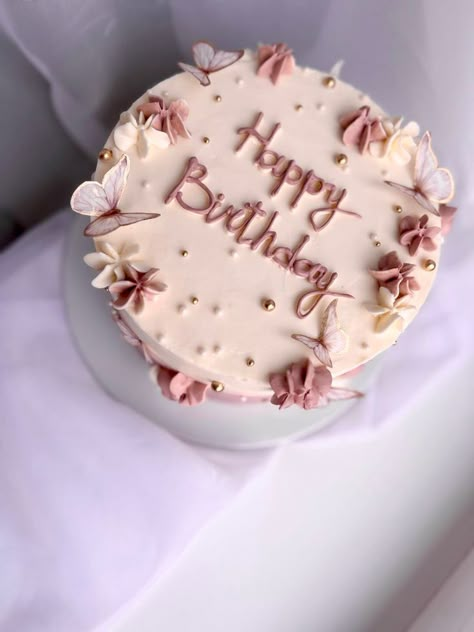 Aesthetics Birthday Cake, Cake Inspo For 19th Birthday, Birthday Cakes For Women Aesthetic, Pretty Cake Designs Birthday, Cake Designs Birthday Aesthetic, Simple Pretty Cake Designs, Birthday Cake For 19th Birthday, Simple Cakes Aesthetic, Birthday Cake Ideas Flowers