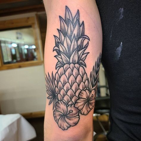 Pineapple Tattoos For Women, Beach Theme Tattoos, Pinapple Tattoos, Tricep Tattoos, Pineapple Tattoo, Tattoo S, Z Tattoo, Bestie Tattoo, Sunflower Tattoos