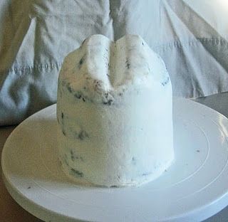 Cowboy hat cake tutorial Cowgirl Hat Cake, Cowboy Cake Ideas, Cowboy Theme Cake, Cowboy Cakes For Boys, Cowboy Smash Cake, Western Smash Cake, Cowboy Hat Birthday Cake, Fondant Cowboy Hat, Cake Cowgirl Hat