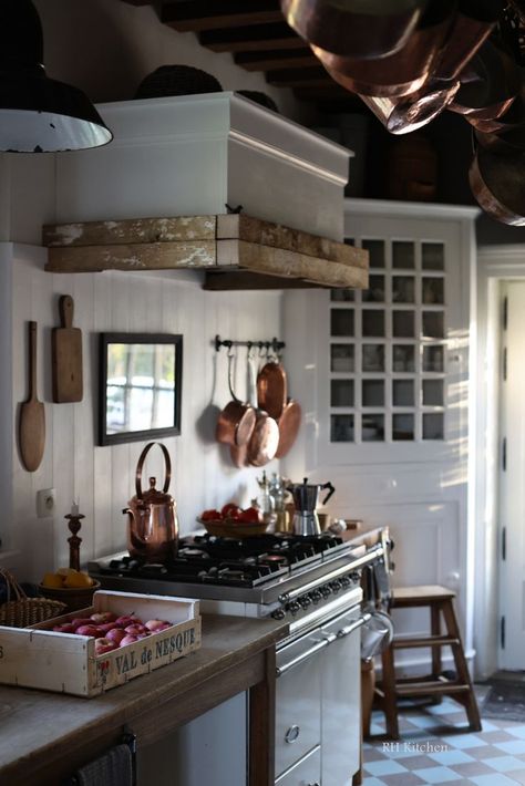 1920s French Kitchen, South Of France Kitchen, Authentic French Kitchens France, French Kitchens In France, Unfitted Kitchen French Old Farmhouses, French Culture Aesthetic Food, Small French Country Kitchen, Husband Food, 1940s Kitchen