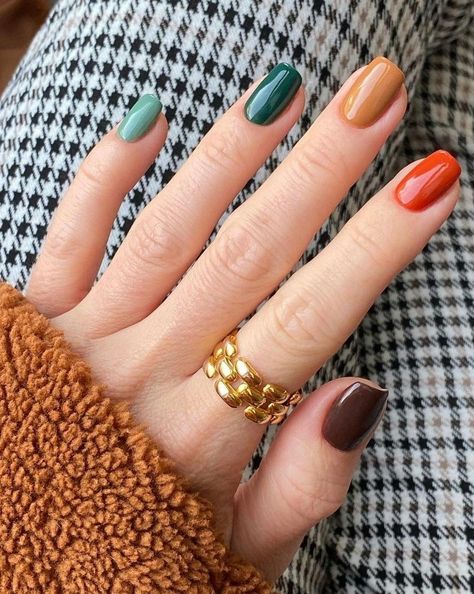 Fall Skittle Nails 2023, Winter Nails Multicolor, Multicolored Nails Winter, Skittle Nails Color Combos, Multi Colored Nails Winter, Multi Colored Nails Fall, Winter Multicolor Nails, Rust Colored Nails, Fall Multicolor Nails