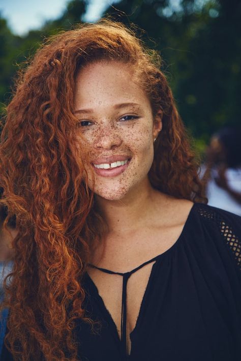 Curlfest Beauty Street Style 2017 Biracial Women, Red Hair Freckles, Women With Freckles, Beautiful Freckles, Ginger Black, Natural Red Hair, Freckle Face, Drawing People Faces, Natural Redhead