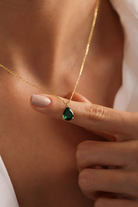 "Teardrop Emerald necklace is the elegant and dainty choice to make any women happy in your life. Dainty Emerald Necklace is suitable for everyday use and you can combine your dainty emerald pendant with different necklaces and different combines. You have also options to choose different kind of birthstones in this listing..  💖You can make ready your favorite emerald jewelry gift for any occasion. Most dainty green necklace choice for Mother day gifts, gifts for mom, gift for wife, valentines day gifts, Christmas gift, anniversary gifts, birthday gifts or any.. ✋All our gemstone necklaces %100 custom made by hand with Love and Care in our workshop! Nickel Free High Quality Materials Standard Deliver in 8-12 Business Days Express Shipping Time: 1-3 Business Days *How to customize your min Deep Winter Jewelry, Emerald Jewelry Aesthetic, Emerald Necklace Simple, Elegant Jewelry Classy, Emerald Stone Necklace, Green Jewelry Necklace, Emerald Gold Necklace, Everyday Necklace Simple, Necklace Green Stone