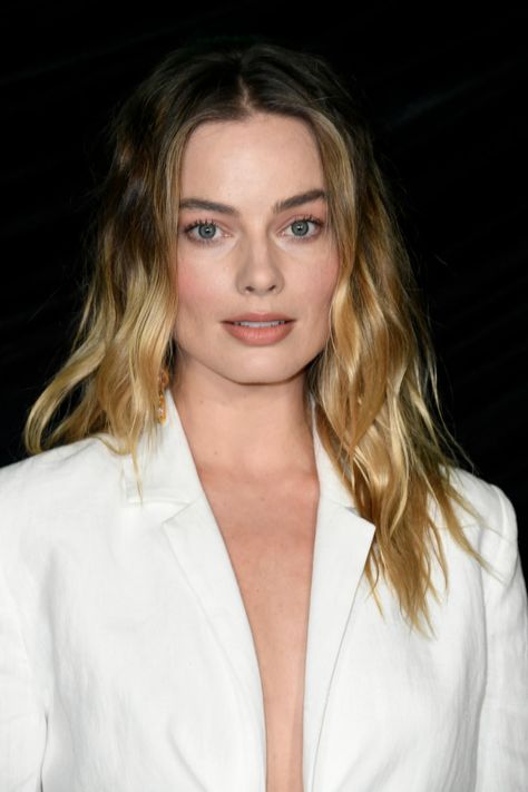 Naomi Lapaglia, Margot Robbie Photos, Natural Dark Blonde, Honey Blonde Hair Color, Jane Porter, Blonde Roots, Honey Blonde Highlights, Loose Waves Hair, Honey Blonde Hair