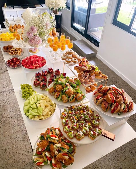 Brunch Catering, Catering Food Displays, Food On The Table, Lake House Food Ideas, Party Food Buffet, Catering Ideas Food, Brunch Buffet, Party Food Platters, Birthday Brunch