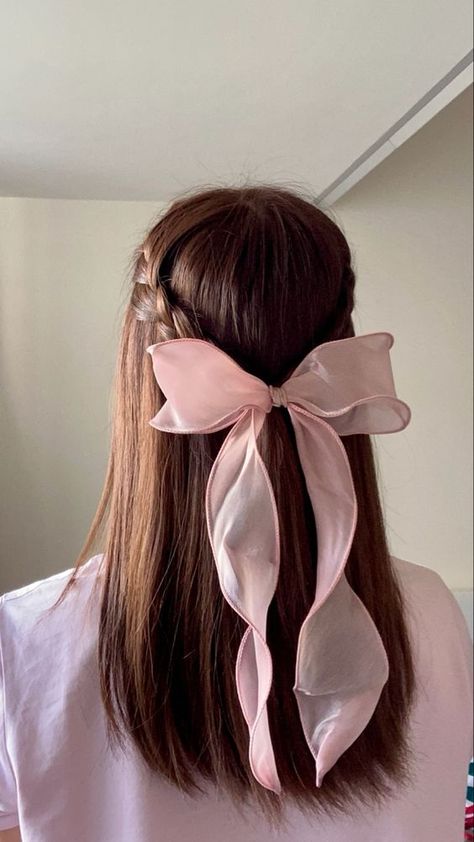 Ideas para añadirle moñitos a tus peinados | Es la Moda Hair Ribbons Hairstyles, Bow Hairstyle, Ribbon Hairstyle, Hair Ribbons, Hair Stylist Life, Easy Hairstyles For Long Hair, Hairstyles For School, Aesthetic Hair, Hairstyle Ideas