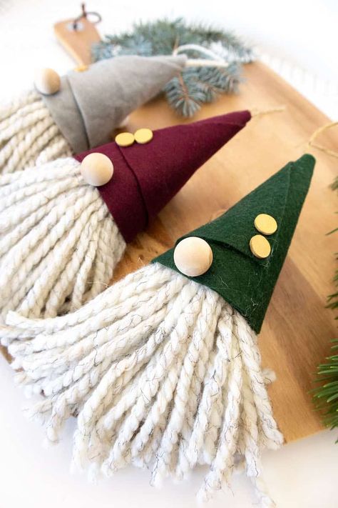 Make cute gnome ornaments from felt and yarn. Get the free printable hat template and make lots of these oversized Scandinavian gnome decorations for your Christmas tree, door knob decorations, and more. #gnomes #Christmasgnomes #nosewornaments #diyornaments No Sew Gnome, Oppgaver For Barn, Gnome Decorations, Felt Gnome, Gnome Diy, Diy Tree Decor, Easter Tree Ornaments, Hat Template, Scandinavian Christmas Decorations