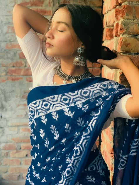 Cotton Saare Aesthetic, Cotton Saree Look Aesthetic, Cotton Saree Photoshoot Poses, Aesthetic Saree Blouse, Indigo Saree With White Blouse, Cotton Handloom Sarees, Cotton Saree Poses, Cotton Saree Aesthetic, Simple Traditional Saree Look