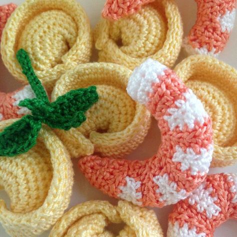 Artist Creates Delicious-Looking Crochet Food And You Will Probably Want To Eat It (30 Pics) Crochet Play Foods, Crochet Mac And Cheese, Crochet Pasta Pattern Free, Crochet Pasta, Crochet Food Free Patterns, Pasta Crochet, Crocheted Food, Food Crochet, Memorial Beads