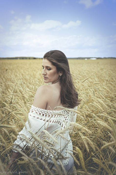 Summer, sunny days and a little bit of inspiration. White dress and brunette on a field during summertime. Vacation Photo Ideas, Photo Ideas Aesthetic, Summer Photo Ideas, Outfits 2023 Summer, Photo Ideas Instagram, Field Photoshoot, Vacation Photo, Outfits 2023, Instagram Summer