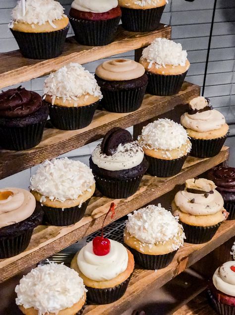 Cupcake Stairs Stand Diy, Wood Tiered Cupcake Stand, Cupcake Presentation Ideas Display, 3 Tier Cupcake Stand Diy Rustic Wood, Pallet Cupcake Stand, Diy Wood Cupcake Stand, Easy Diy Cupcake Stand, Wooden Cupcake Stand Diy, How To Make A Cupcake Stand