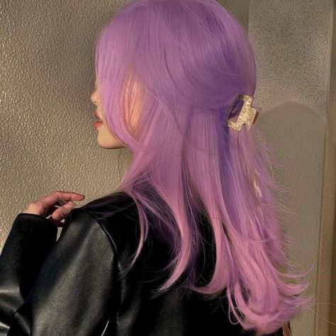 pastel purple to pastel pink ombré hair Purple Girls Aesthetic, Asian Purple Hair, Warm Purple Hair, Pinkish Purple Hair, Purple Hair Aesthetic, Purple Brown Hair, Harajuku Hair, Two Color Hair, Silky Shiny Hair