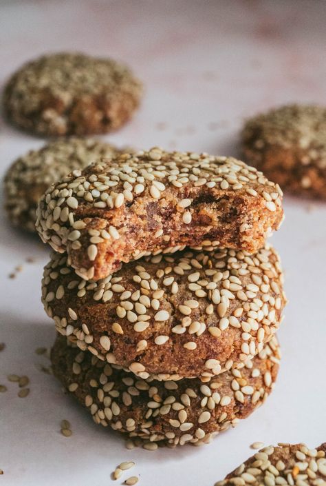 Vegan Date Tahini Cookies – Love Chef Laura Date Tahini, Tahini Cookies Recipe, Cookies Love, Tahini Cookies, Tahini Recipe, Biscuits Diététiques, Cookie Calories, Vegan Cookies, Vegan Paleo