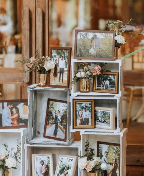 Wedding Photo Display Ideas, Photo Display Ideas, Wedding Photo Display, Attract People, Wedding Decorations Ideas, Garden Decor Diy, Foto Tips, Garden Decor Ideas, Outdoor Wedding Decorations