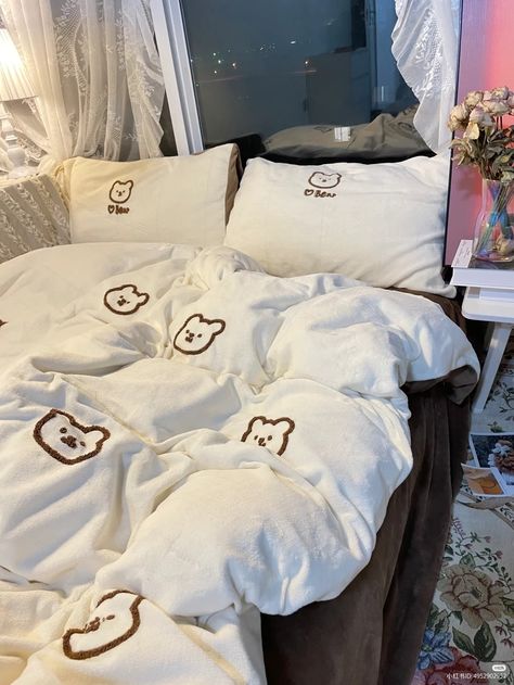 Cute Bedsheet Aesthetic, Bed Sheets Aesthetic Minimalist, Aesthetic Bedcovers, Bed Blanket Aesthetic, Colchas Aesthetic, Aesthetic Things To Buy For Room, Korean Things To Buy, Aesthetic Bed Covers, Cute Blankets Aesthetic