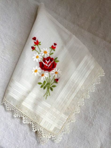 Embroidered Hankerchief, Handkerchief Embroidery, Free Hand Embroidery, Embroidery Flower Design, Hand Embroidery Flower Designs, Embroidered Hankies, Sulaman Pita, Hand Tats, Fabric Paint Designs