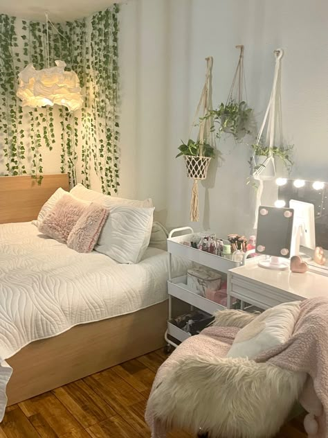 Pink Green Room Aesthetic, Simple Pink Bedroom Ideas, Asthetic Rug, Organized Bedroom Aesthetic, Room Inspo Pink And White, Simple Room Decor Ideas Bedrooms, White And Wood Bedroom, Sage Green Room Ideas, University Bedroom