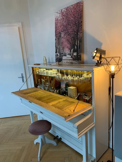 Old Piano Bar Diy, Piano Furniture Repurposed, Piano Bar Repurposed Diy, Piano Diy Projects, Repurposed Piano Ideas, Piano Upcycle Creative Ideas, Piano Bar Repurposed, Old Piano Repurpose Ideas, Piano Makeover Ideas