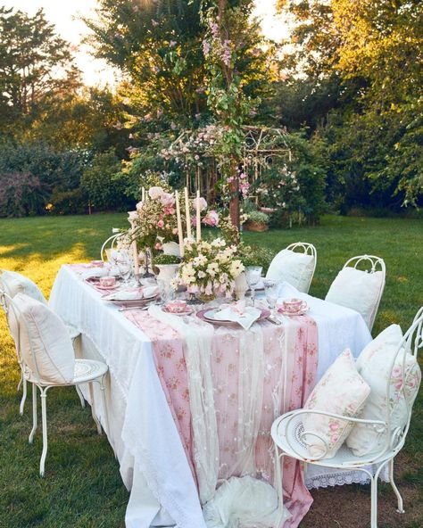 LoveShackFancy 🎀 (@loveshackfancy) • Instagram photos and videos Shabby Chic Garden Party, Loveshackfancy Aesthetic, Dinner In The Garden, Fancy Baby Shower, Setting Table, Fairy Garden Birthday Party, Bridal Shower Inspo, Lunch Set, Girly Party