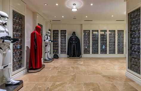 This MASSIVE Star Wars-Themed Basement Will Blow Your Mind! Star Wars Collection Room, Star Wars Basement, Star Wars Theme Room, Star Wars Action Figures Display, Star Wars Office, Star Wars Man Cave, Star Wars Home, Game Shelf, Star Wars Bedroom