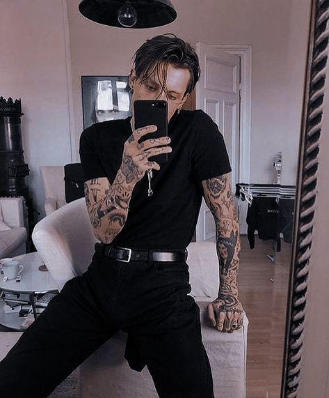 #aesthetic Johnny Depp Tattoos, جوني ديب, Johnny Depp Style, Foto Poses, Johnny Depp, Mens Street Style, Edgy Fashion, Outfits Aesthetic, A Man