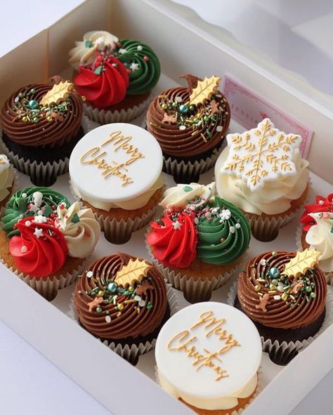 Mini Christmas Cakes, Christmas Cupcakes Recipes, Christmas Cupcakes Decoration, Seasonal Baking, Christmas Pastries, Christmas Themed Cake, Xmas Desserts, Christmas Cookies Gift, Christmas Cake Designs