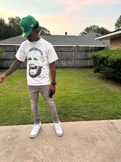 Lucky Green 3s Outfit, Graphic Outfits, Streetwear Outfit Men, Black Teens Fashion, Tuff Fits, Custom Fitted Hats, Black Men Fashion Urban, Thug Style, Drippy Outfit