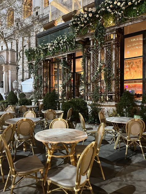 #newyorkcity #nyc #restaurant #bryantpark #bryantparkchristmasvillage #christmasvillage #christmas #aesthetic Nyc Restaurants Aesthetic, Nyc Restaurant Aesthetic, New York Restaurants, Christmas Nyc, New York Winter, Dinner Restaurants, Nyc Design, Bryant Park, Nyc Restaurants