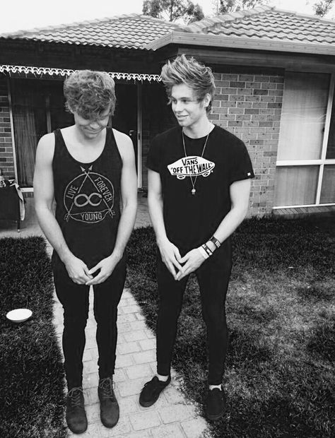 What can I say… I'm a sucker for skinny jeans and lip piercings ;P Punk Edits, Luke And Ashton, Ashton Irwin, Five Seconds Of Summer, Michael Clifford, Calum Hood, 1d And 5sos, Luke Hemmings, Second Of Summer