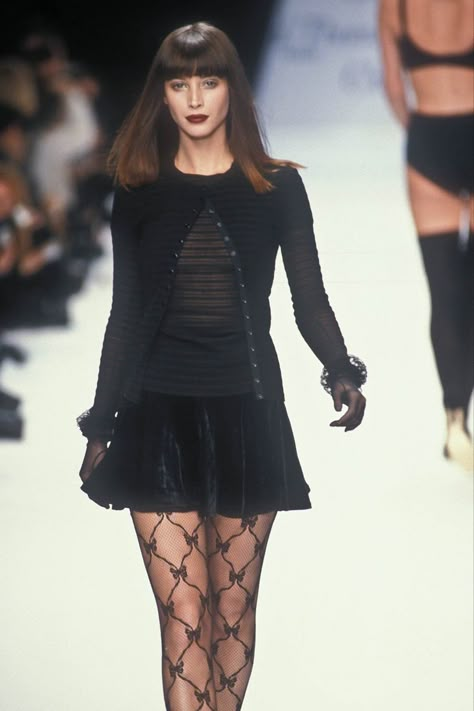 Harry Clarke, Chantal Thomass, 90s Runway Fashion, Runway Fashion Couture, Runway Outfits, 90s Runway, Christy Turlington, Claudia Schiffer, Estilo Punk