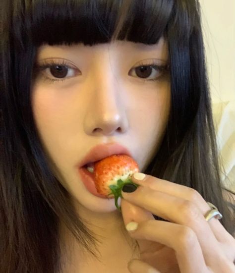 rpw port Strawberry Pictures, Foto Ideas Instagram, Instagram Inspo, Pretty Selfies, Insta Photo Ideas, Selfie Poses, Pretty Makeup, Girl Icons, Ulzzang Girl