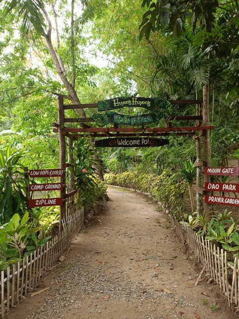 Resort Entrance Gate Design, Farm Entrance Ideas, Campsite Design, Resort Entrance, Event Entrance Design, Lodges Design, Restaurant Exterior Design, Farm Entrance, Forest Cafe