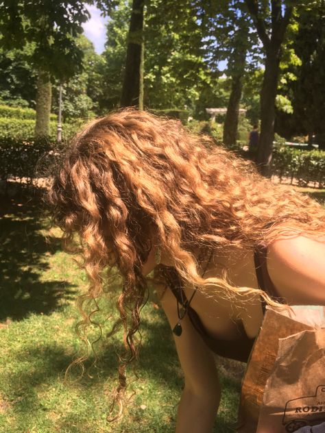 Retiro  sol sunny sun bosque Sun In Hair, Maxi Dress Summer Casual, Sol Aesthetic, Women Maxi Dresses Summer, Dress Summer Casual, Brown Curls, Maxi Dress Summer, Maxi Dresses For Women, Peinados Fáciles Para Cabello Corto