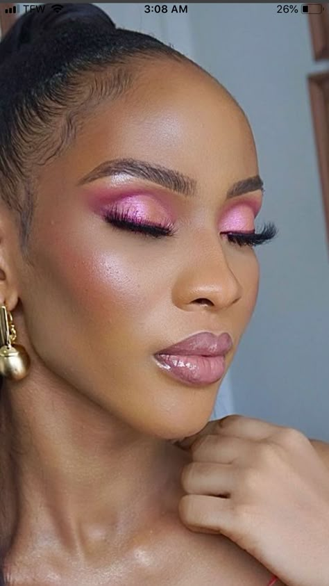 Liner Look Make Up, Barbie Makeup Brown Skin, Rhianna Makeup Looks, Pink Make Up Black Women, Pink Metallic Makeup, Dark Skin Pink Makeup, Barbie Makeup Black Women, Black Barbie Makeup Look, Fuschia Makeup Looks