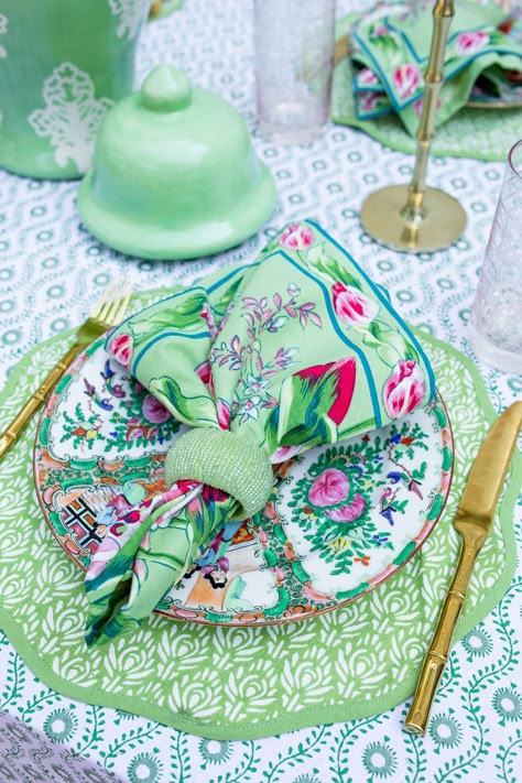 Colorful Tablescapes, Pink Table Settings, Dining Room Table Settings, Green Tablescape, Pink Tablescape, Colorful Table Setting, Pretty Table Settings, Green Tablecloth, Summer Tablescapes