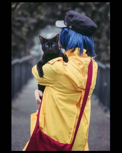 Jodelle Ferland poses with her cat for an absolutely purrfect #Coraline #cosplay! Coraline And Cat, Coraline Cosplay, Coraline Halloween, Coraline Costume, Jodelle Ferland, Bat Dog, Laika Studios, Dog Cat Pictures, Coraline Aesthetic