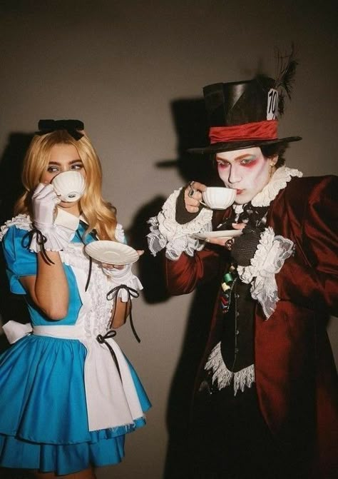 Anime Couple Cosplay Ideas, Couples Scary Costumes, Costume Ideas 2 People, Alice In Wonderland Couples Costume, Dark Couples Costumes, Easy Couple Cosplay, Alternative Couples Costumes, Alice In Wonderland Couple Costume, Band Halloween Costumes