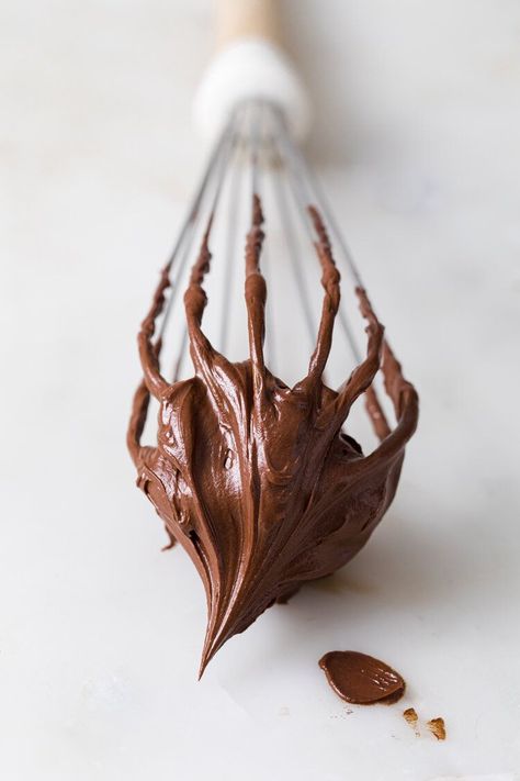 A close-up picture of a whisk covered in soft peaks of whipped chocolate ganache. Coconut Cream Frosting, Whipped Chocolate Ganache, Homemade Truffles, Chocolate Ganache Frosting, Ganache Frosting, Icing Frosting, Desserts Vegan, Chocolate Icing, Icing Recipe