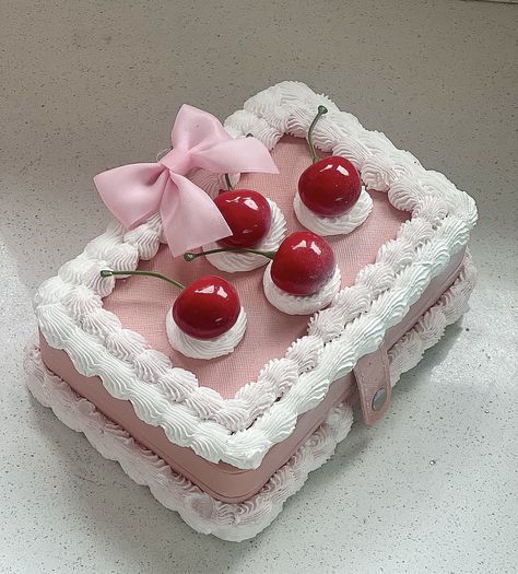 Stunning jewellery box decorated as a cake, topped with fake cherries and a bow Fake Cake Jewelry Box Diy, Cake Boxes Diy, Shoujo Aesthetic, Jewerly Boxes, Cake Boxes, Tiramisu Cake, Fake Cake, Bracelet Box, Cake Box